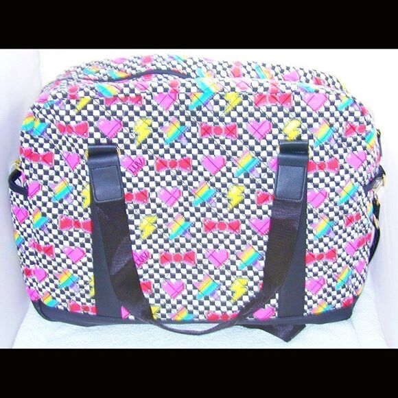 Betsey Johnson Rainbow hearts bow Large Quilted baby bag Weekender luggage NWT - Picture 3 of 3
